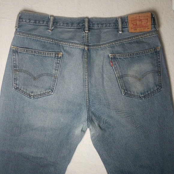 Levi's 550 Relaxed Fit Men's Mid Rise Light Wash  Denim Blue Jean's Size 40x30 - Picture 2 of 12